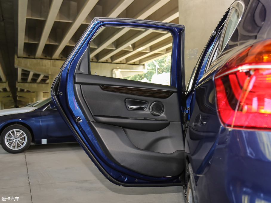 2018R2ϵ܇ 220i Ab