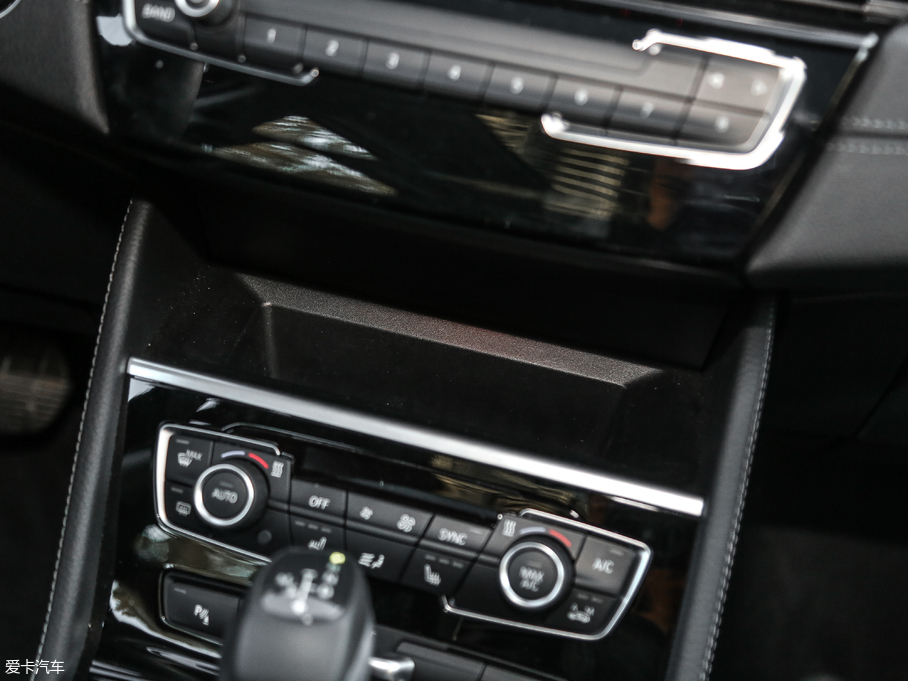 2018R2ϵ܇ 220i Ab