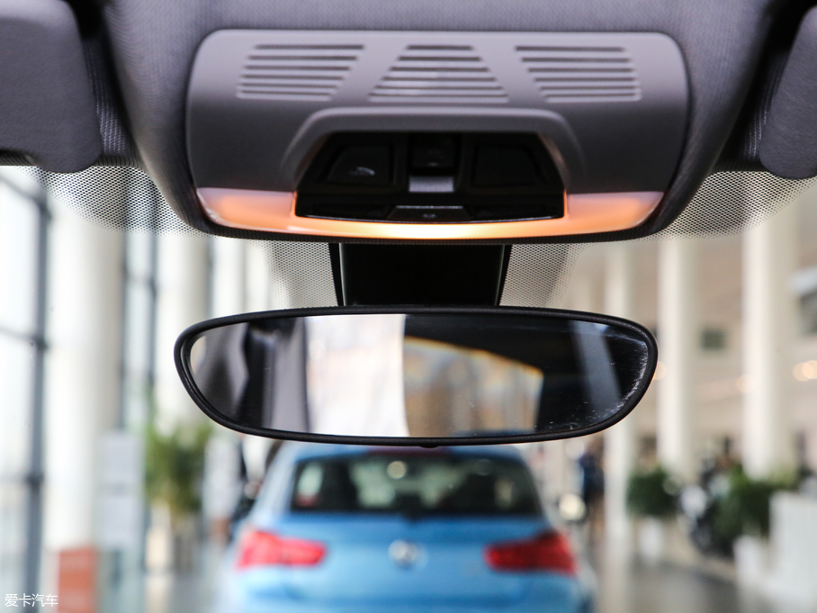 2018��R2ϵ����܇ 218i �r����