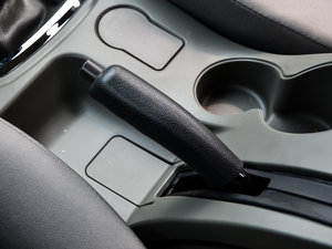 2013款2.8L 柴油手动舒适版 驻车制动器