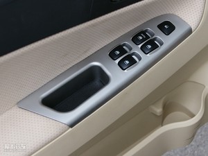 2009款1.5L 自动豪华版 主驾车窗控制区	