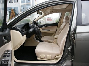 2009款1.5L 自动豪华版 前排空间