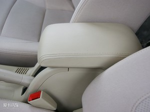 2009款1.5L 自动豪华版 中央扶手箱