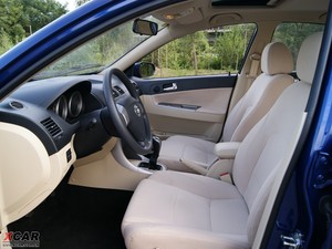 2009款1.5L 手动豪华版 前排空间