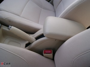 2009款1.5L 手动豪华版 中央扶手箱