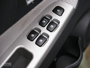 2010款1.3L 手动豪华版 主驾车窗控制区	