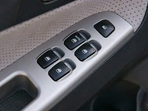 2010款1.5L 手动豪华版 主驾车窗控制区	