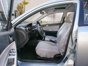 2010款1.5L 手动豪华版 前排空间