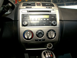 2010款1.5L 手动舒适版 中控区