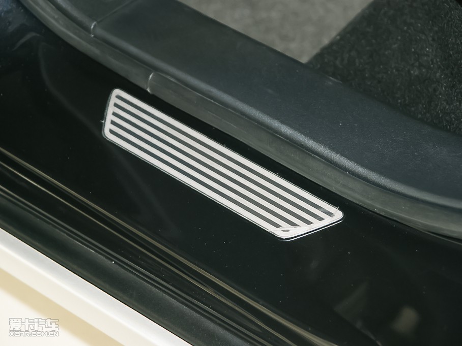 2010�����A�E��CROSS 1.5L �քӺ��A��