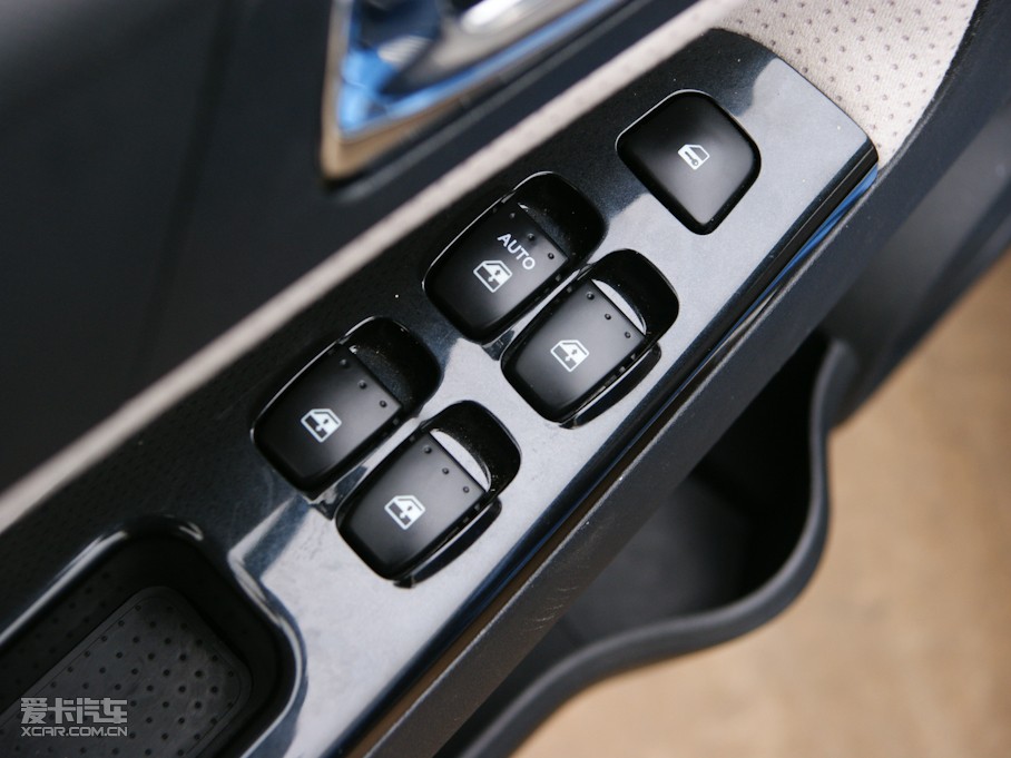 2010�����A�E��CROSS 1.5L �քӺ��A��