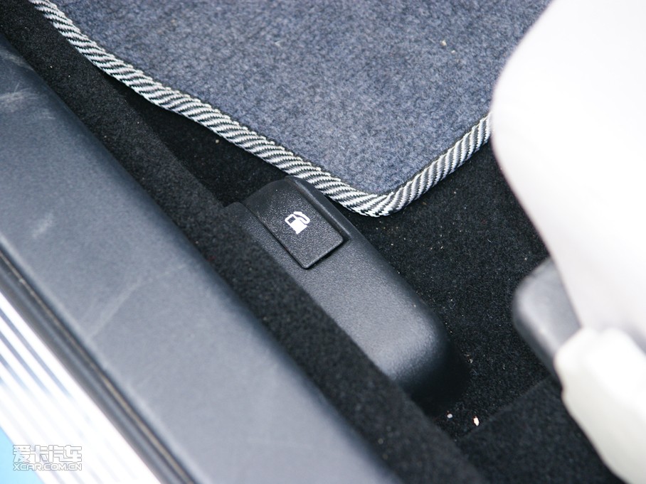 2010�����A�E��CROSS 1.5L �քӺ��A��