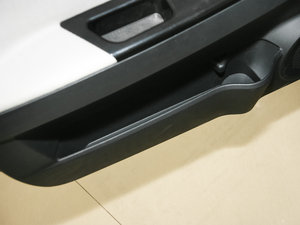 2010款1.5L 手动舒适版 前门储物空间