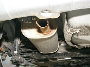 2010款1.5L 手动舒适版 排气管
