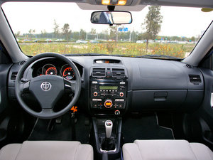 2010款1.5L 手动豪华版 内饰全景