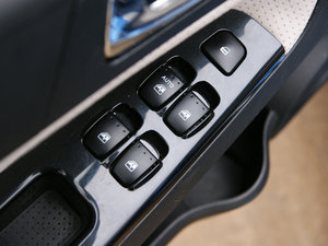 2010款1.5L 手动豪华版 主驾车窗控制区	