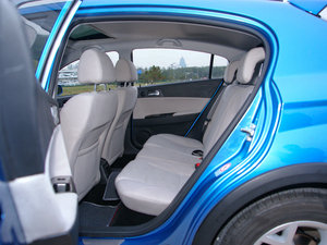 2010款1.5L 手动豪华版 后排空间