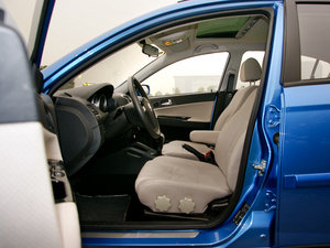 2010款1.5L 手动豪华版 前排空间
