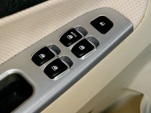 2011款1.5L 自动豪华版 主驾车窗控制区	