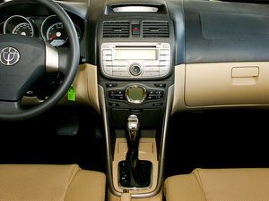2011款1.5L 自动豪华版 中控台
