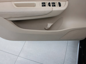 2012款1.6L 自动豪华版 前门储物空间