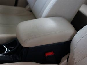 2012款1.6L 自动豪华版 中央扶手箱