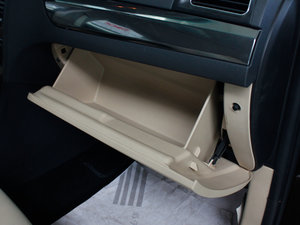 2012款1.6L 自动豪华版 手套箱