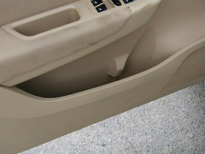 2012款1.5T 自动四驱豪华版 前门储物空间
