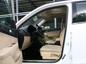 2012款1.5T 自动四驱豪华版 前排空间