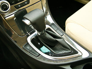 2012款1.5T 自动四驱豪华版 换挡杆