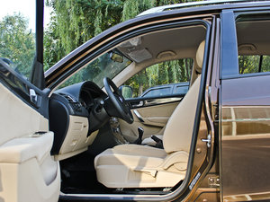 2012款1.6L 手动舒适版 前排空间