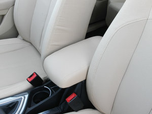 2012款1.5T 自动豪华版 中央扶手箱