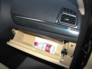 2012款1.5T 自动豪华版 手套箱