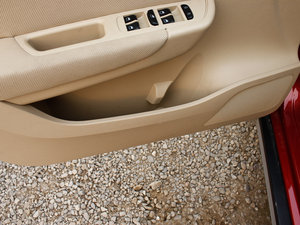 2012款1.5T 手动豪华版 前门储物空间
