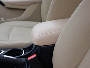 2012款1.5T 手动豪华版 中央扶手箱