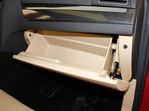 2012款1.5T 手动豪华版 手套箱