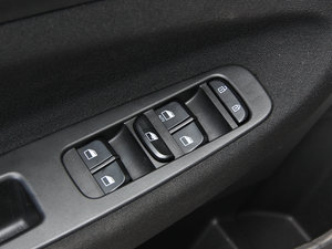 2012款1.5L 手动精英版 主驾车窗控制区	