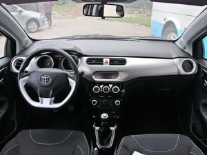2012款1.5L 手动精英版 内饰全景