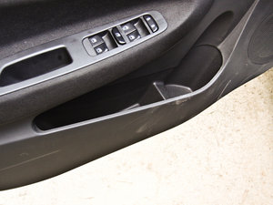 2012款1.5L AMT天窗版 前门储物空间