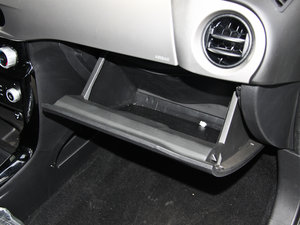 2012款1.5L AMT天窗版 手套箱