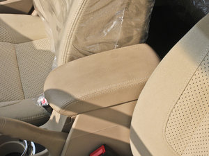 2013款1.5L 自动豪华版 中央扶手箱