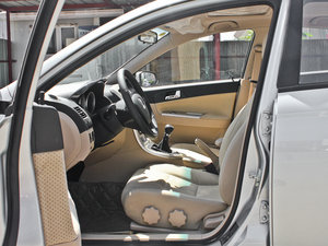 2013款1.5L 手动豪华版 前排空间