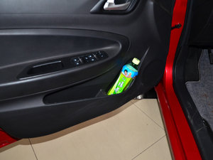 2014款1.5L 手动舒适型 前门储物空间