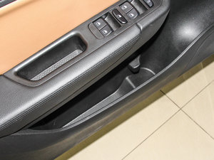 2014款1.6L 自动豪华型 前门储物空间