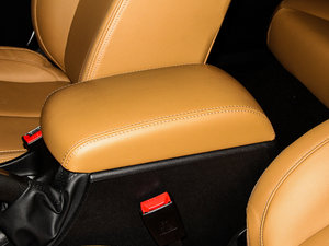 2014款1.6L 自动豪华型 中央扶手箱