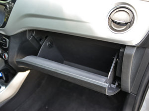 2015款1.5T 自动旗舰型 手套箱