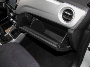 2015款1.5T 手动都市型 手套箱