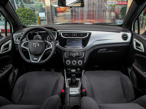 2015款1.5T 手动都市型 内饰全景