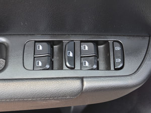 2016款1.5T 手动两驱运动型 主驾车窗控制区	