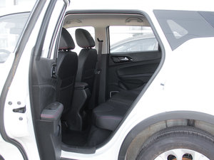 2017款1.5L 手动精英型 后排空间